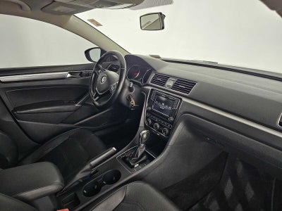2017 Volkswagen Passat R-Line w/Comfort Pkg