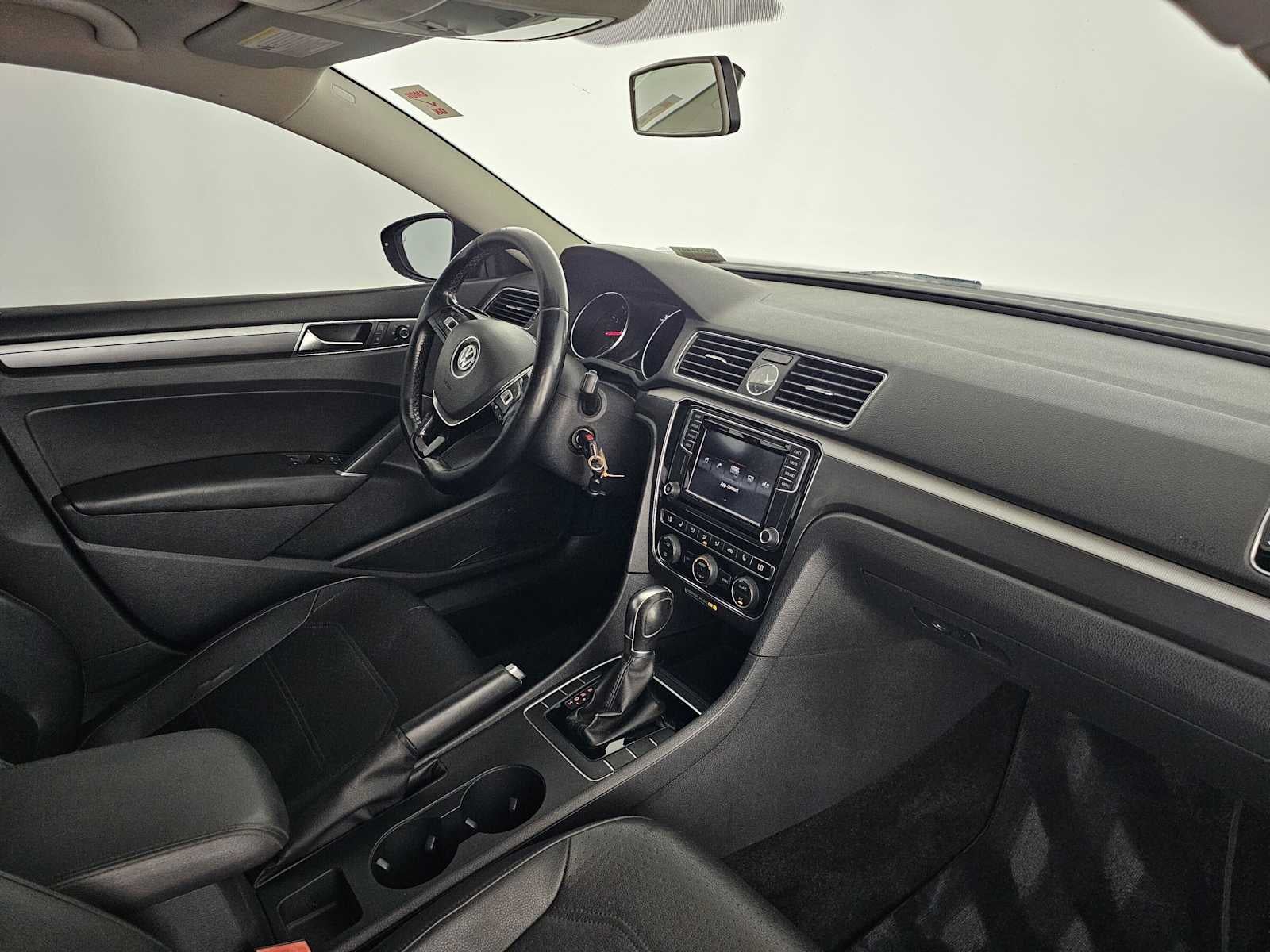 2017 Volkswagen Passat R-Line w/Comfort Pkg