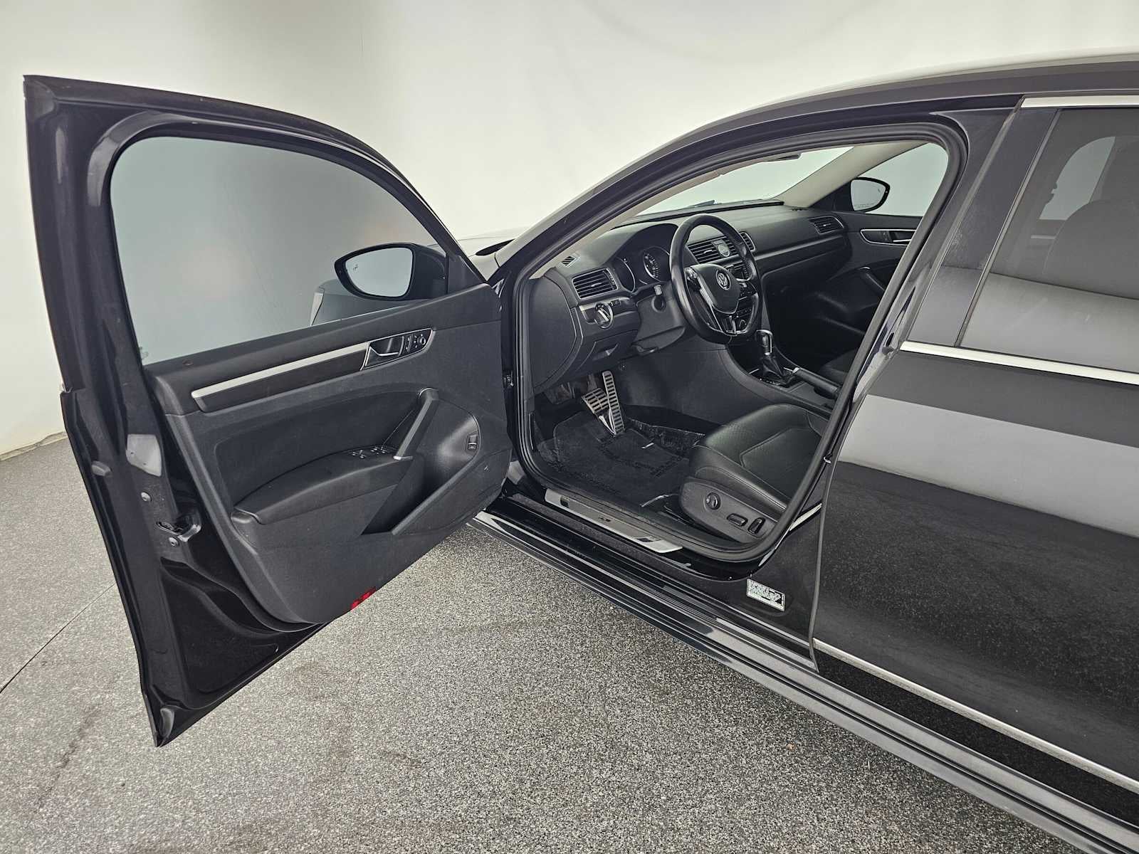 2017 Volkswagen Passat R-Line w/Comfort Pkg