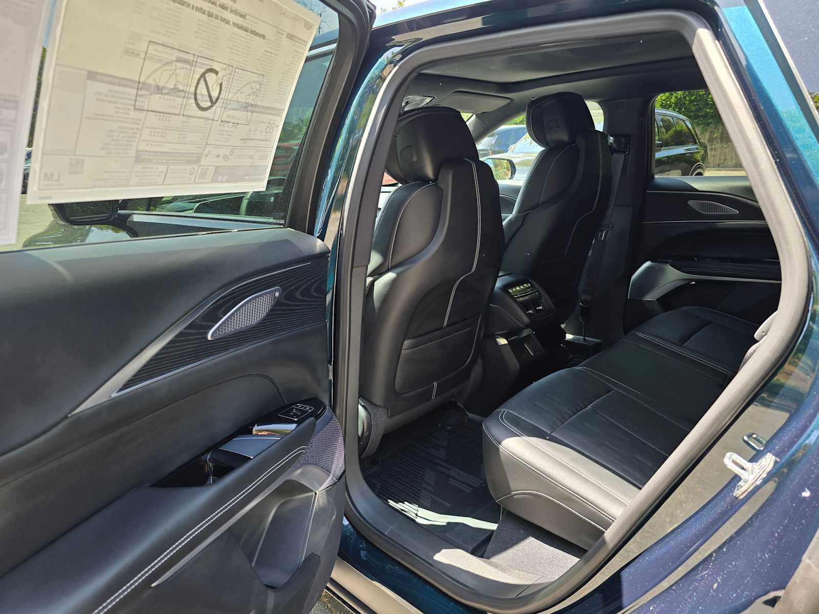 2025 Cadillac LYRIQ Luxury 3