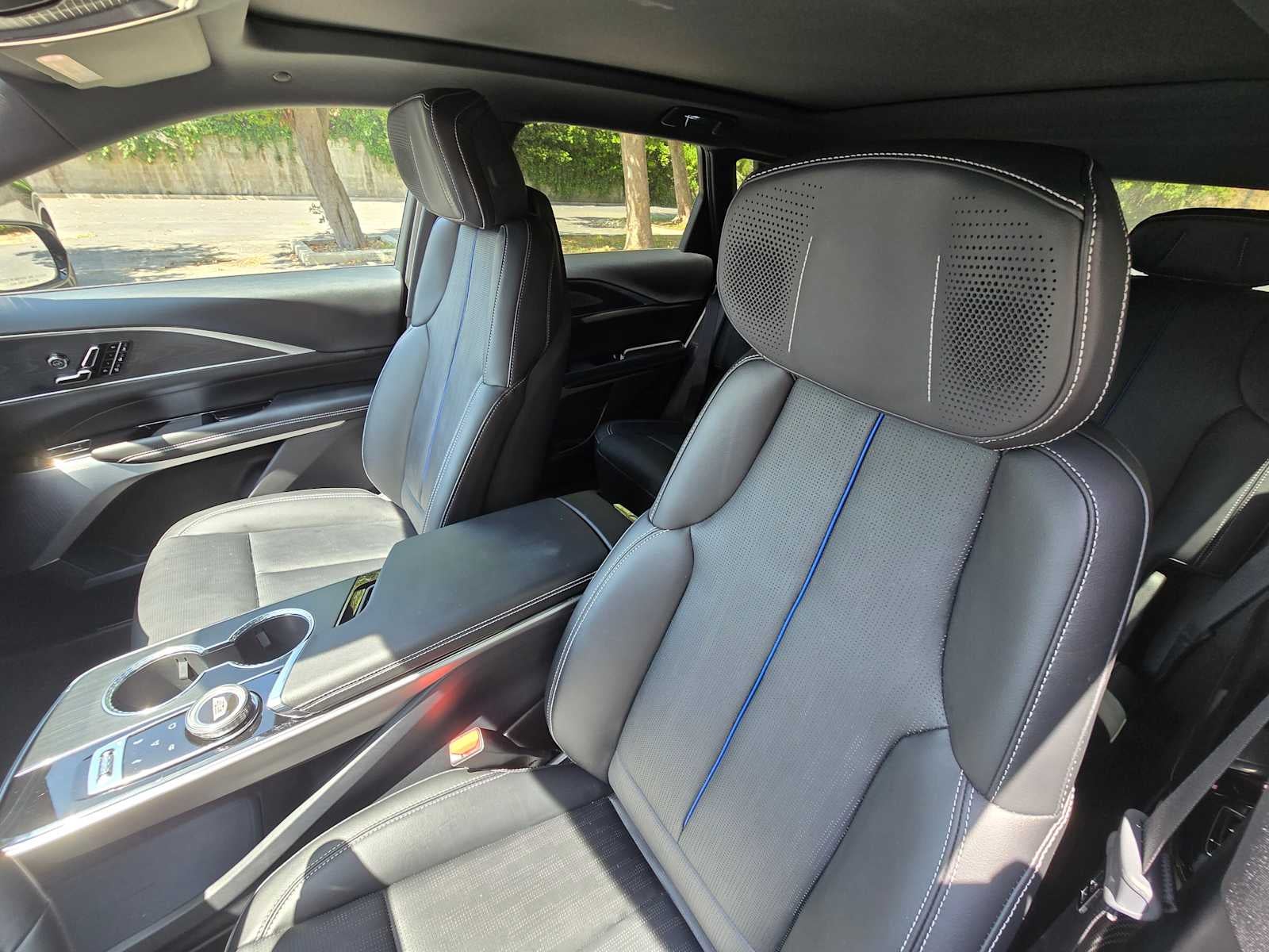 2025 Cadillac LYRIQ Luxury 3