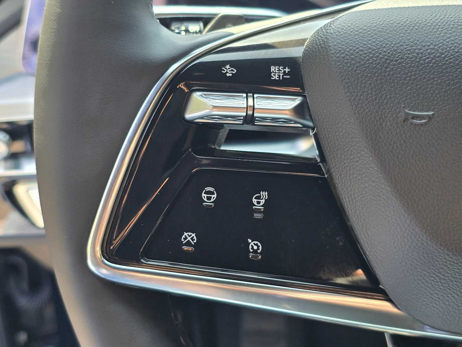 2025 Cadillac LYRIQ Luxury 3