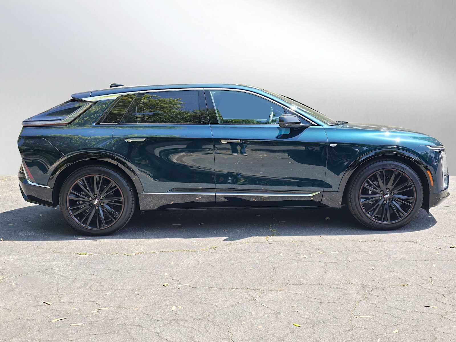 2025 Cadillac LYRIQ Luxury 3