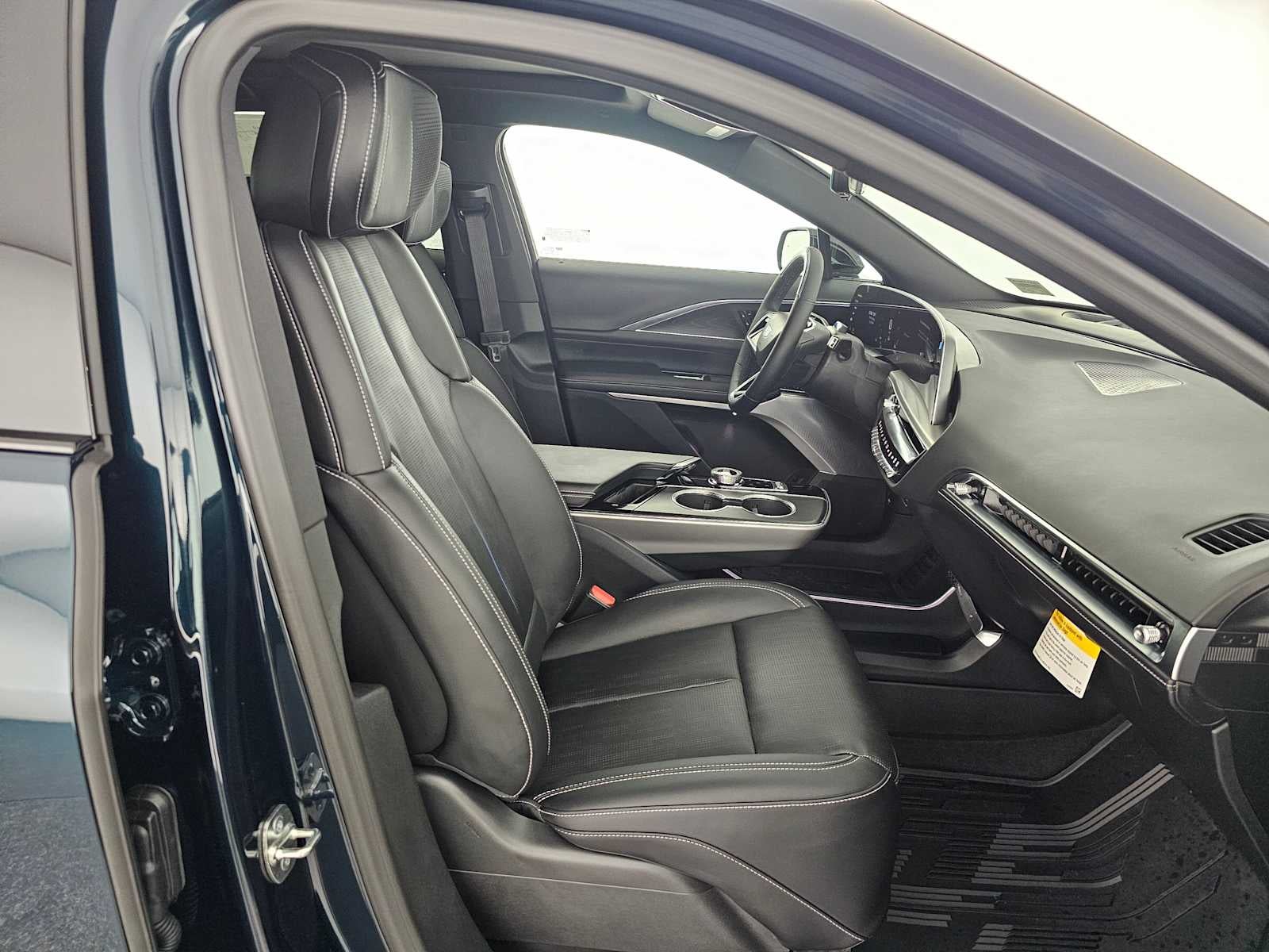 2025 Cadillac LYRIQ Luxury 3