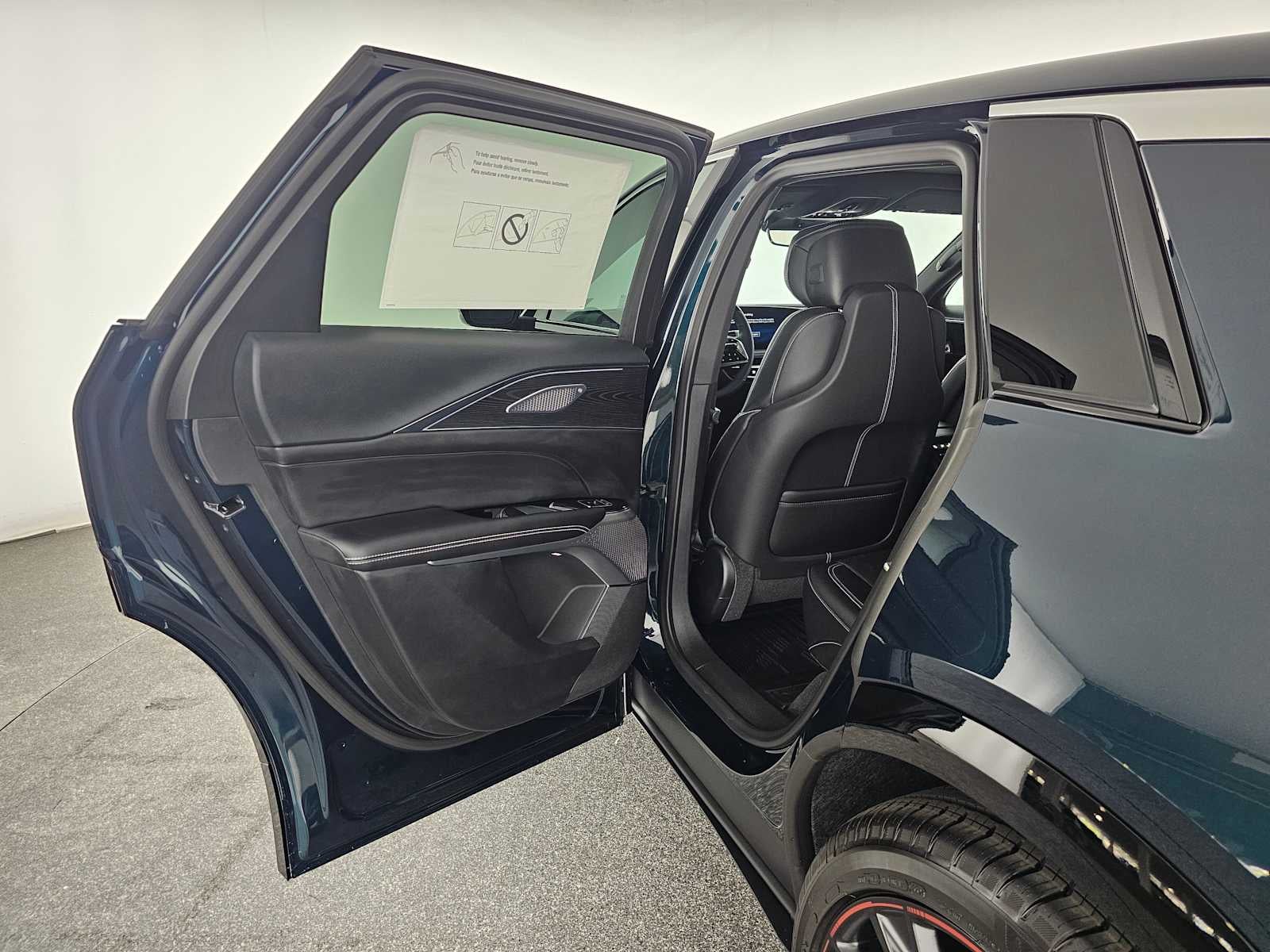 2025 Cadillac LYRIQ Luxury 3