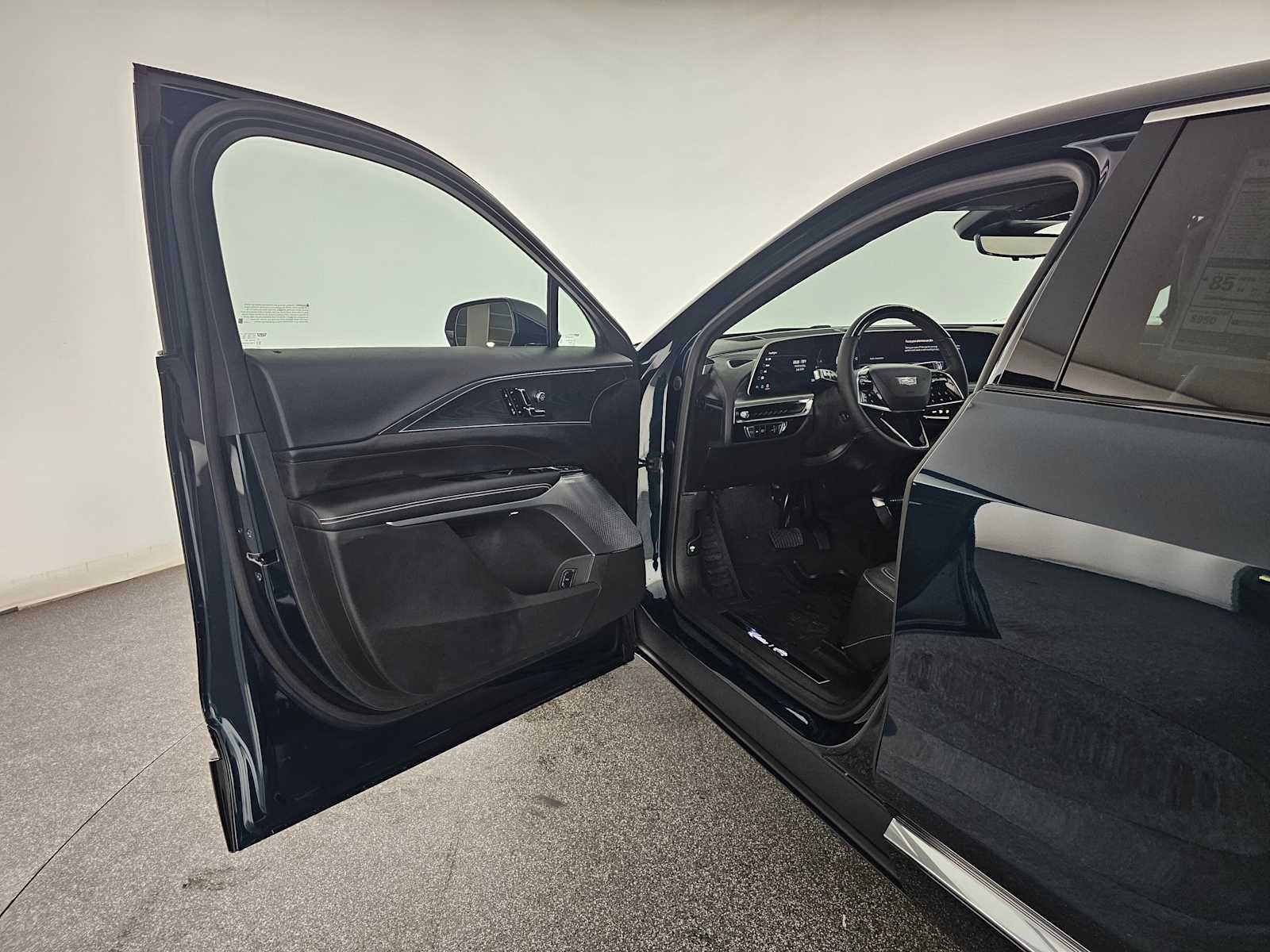 2025 Cadillac LYRIQ Luxury 3