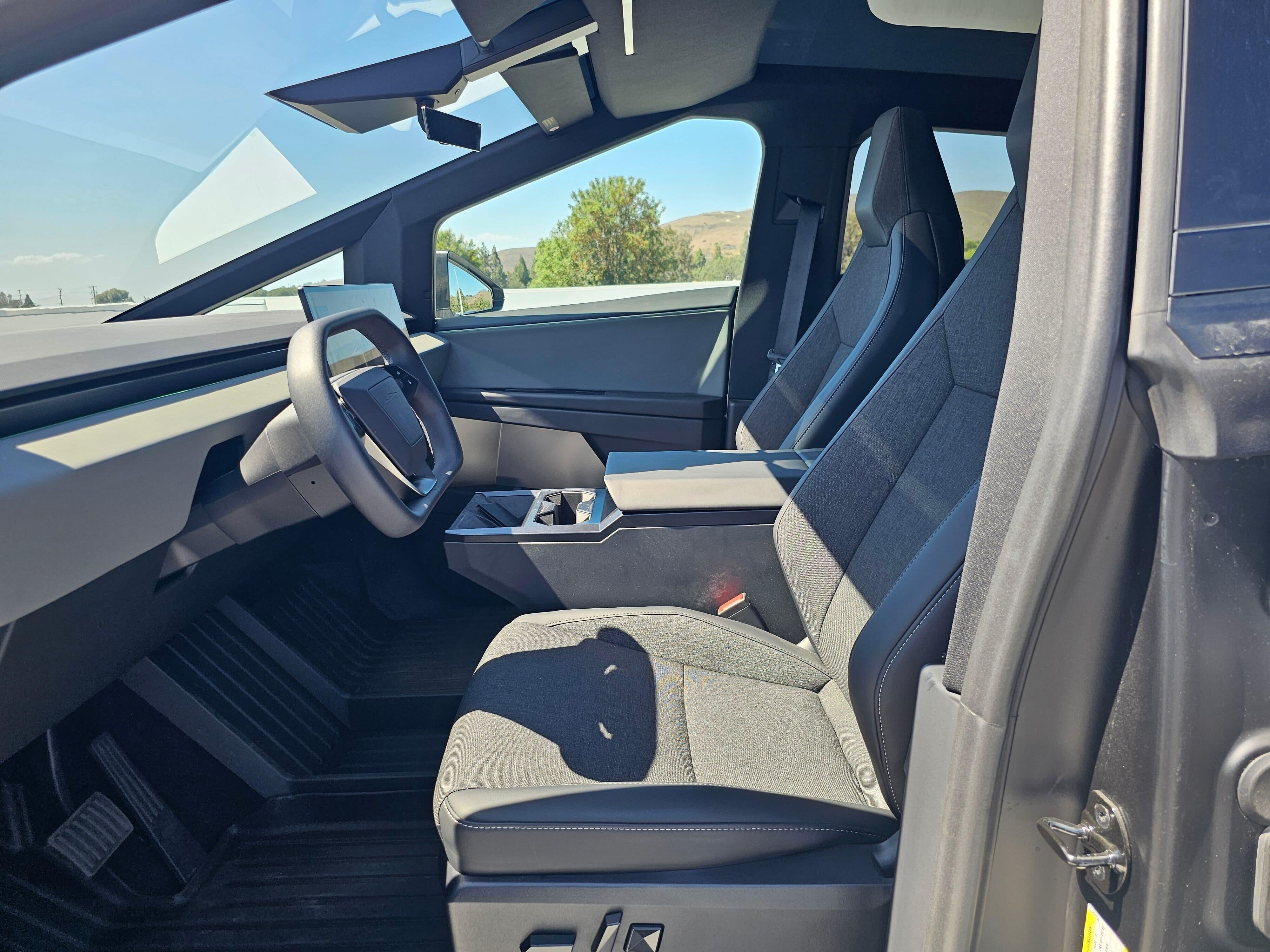 2026 Tesla CYBERTRUCK LONG RANGE