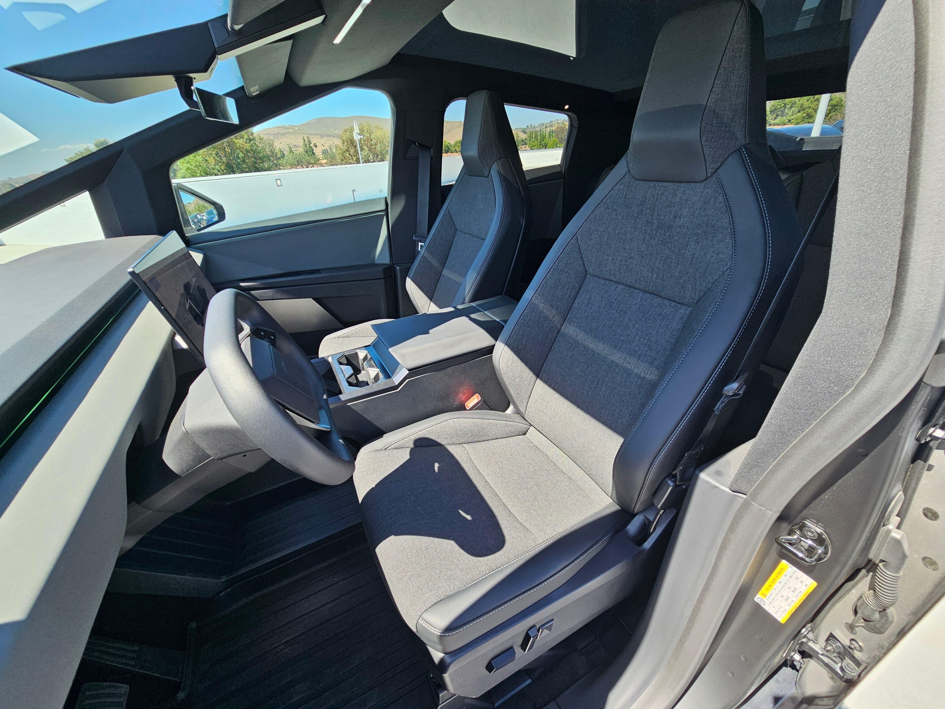2026 Tesla CYBERTRUCK LONG RANGE