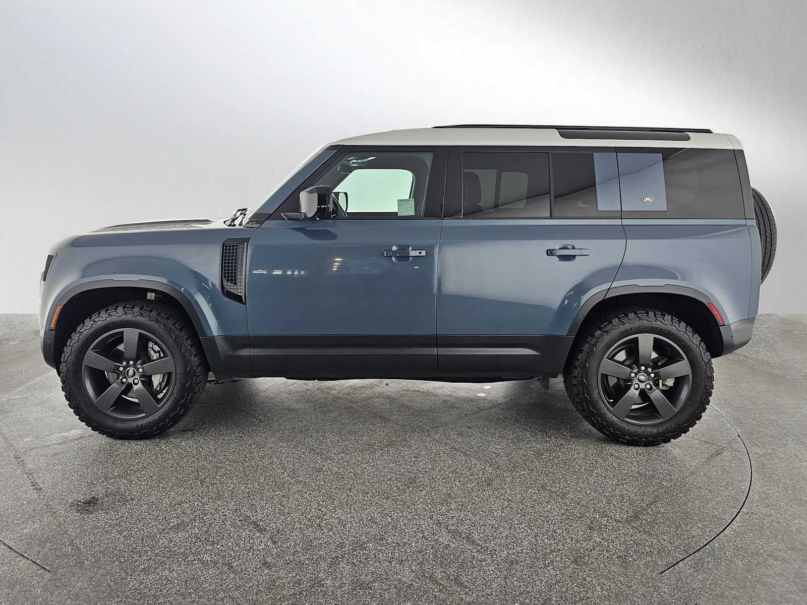 2023 Land Rover Defender SE
