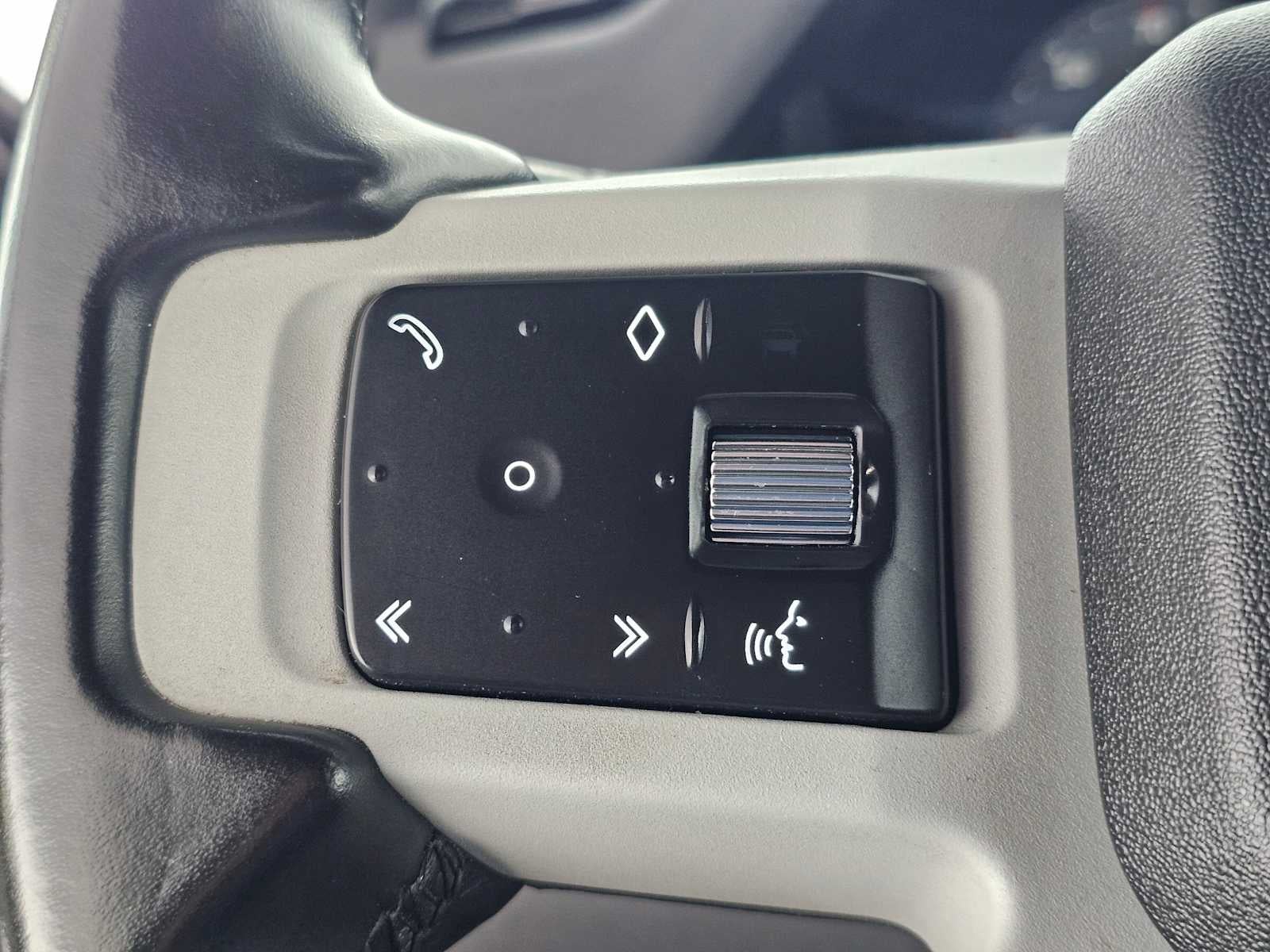 2023 Land Rover Defender SE