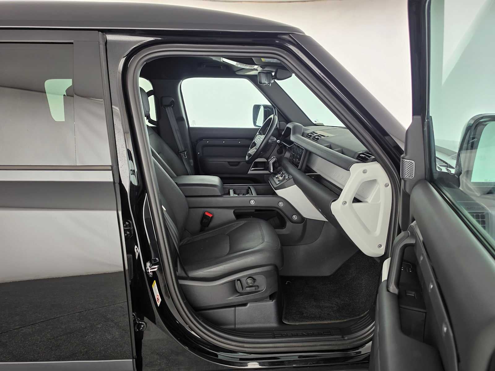2024 Land Rover Defender SE