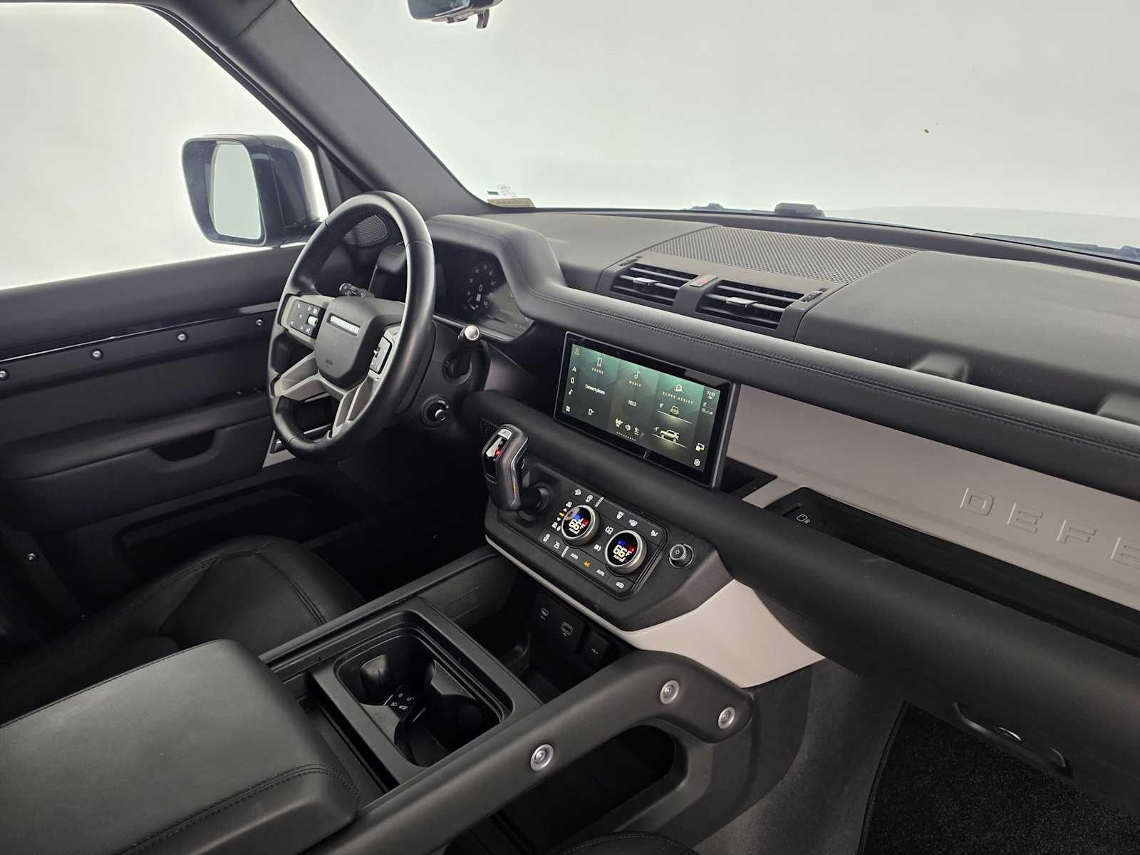 2024 Land Rover Defender SE