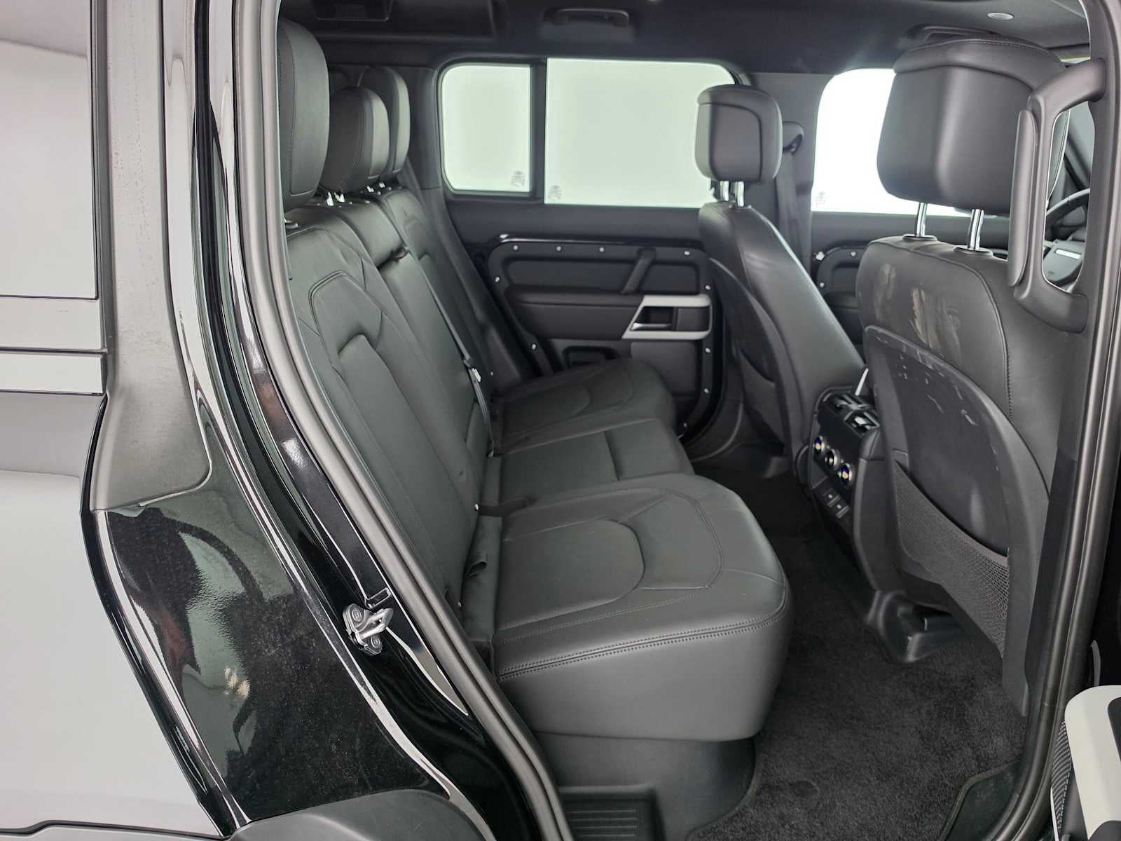 2024 Land Rover Defender SE