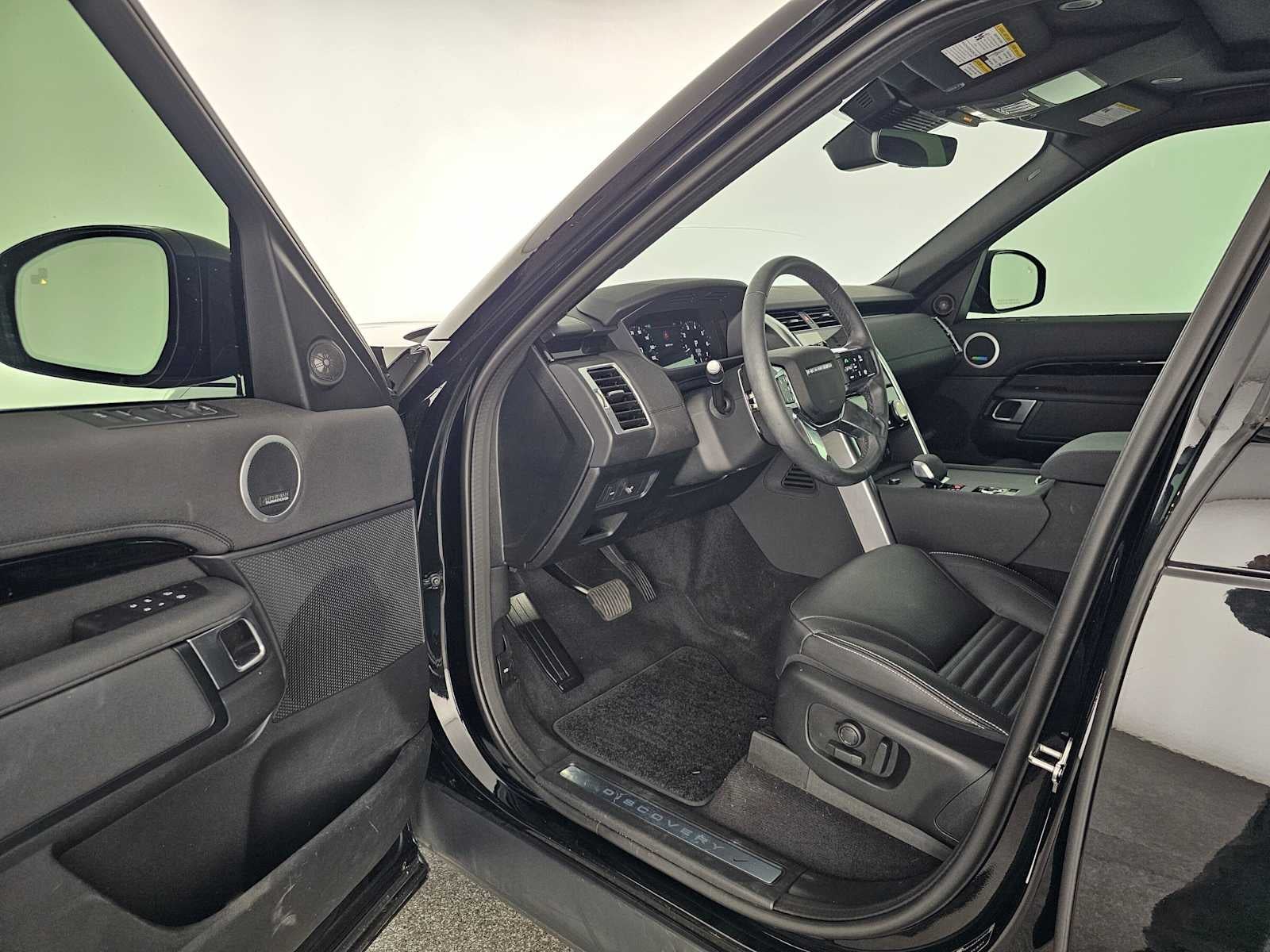 2025 Land Rover Discovery S