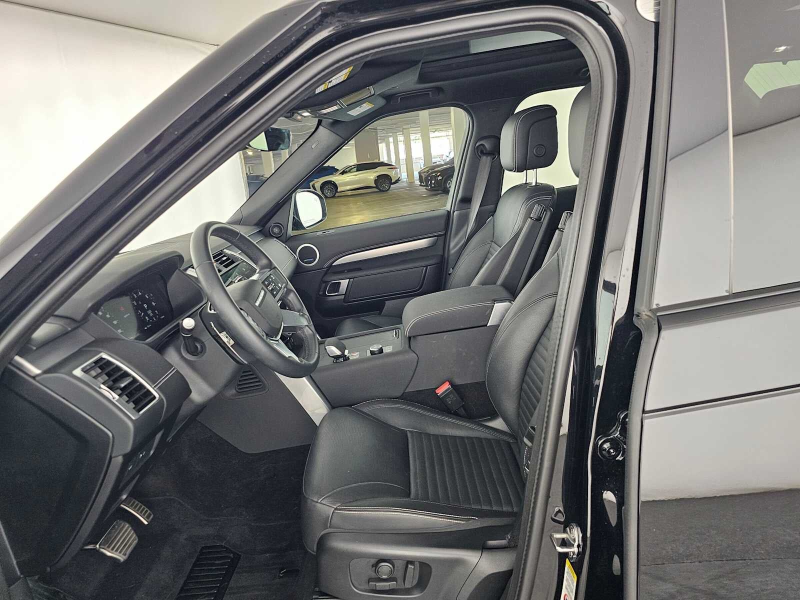 2025 Land Rover Discovery Dynamic SE