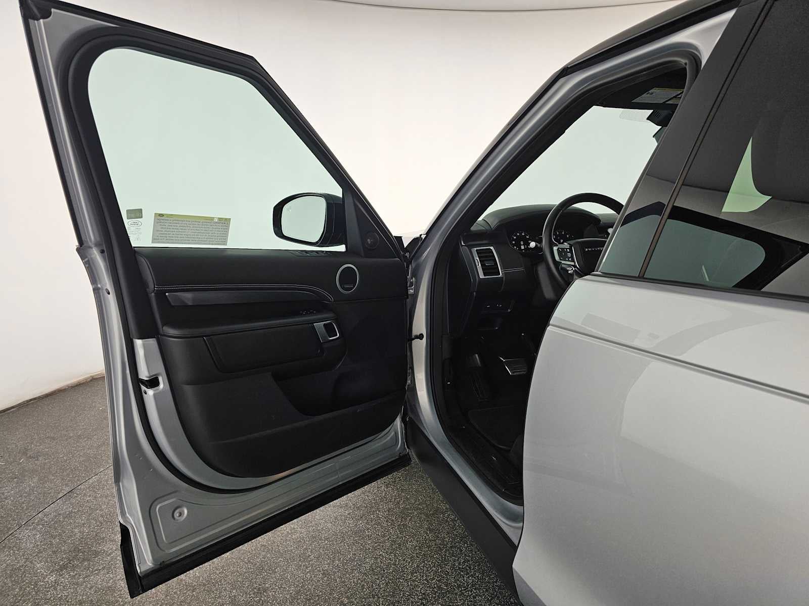 2024 Land Rover Discovery Metropolitan Edition