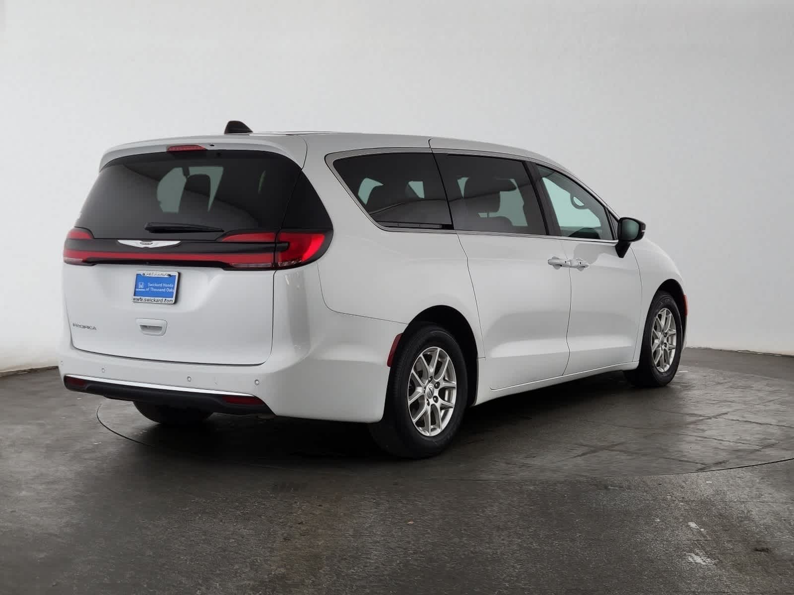 2025 Chrysler Pacifica Select