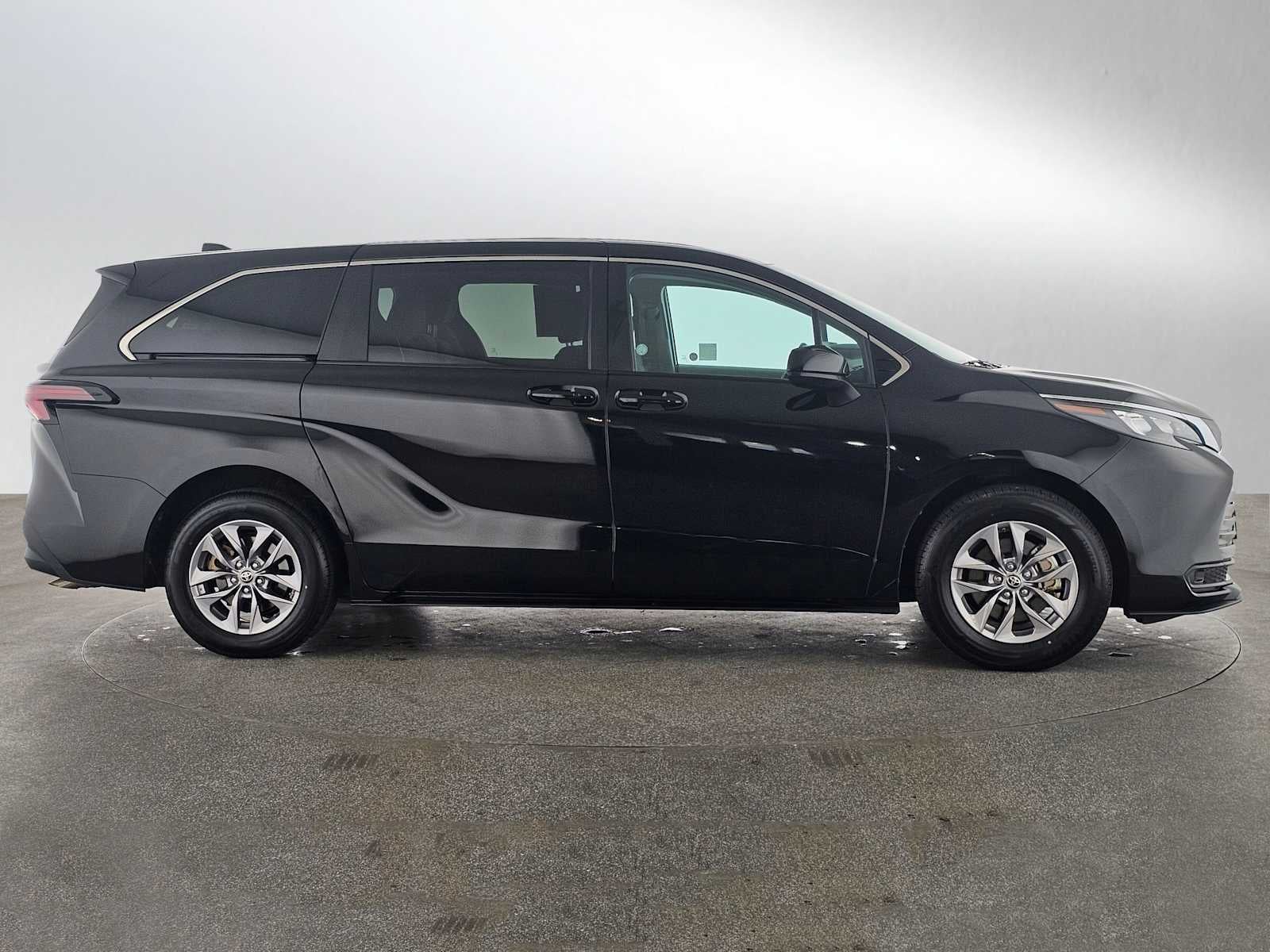 2024 Toyota Sienna LE