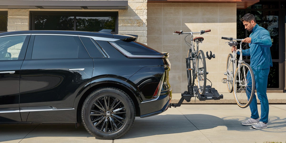 ELECTRIC_VEHICLE__MAN_ADDING_BIKES_TO_THULE_LYRIQ